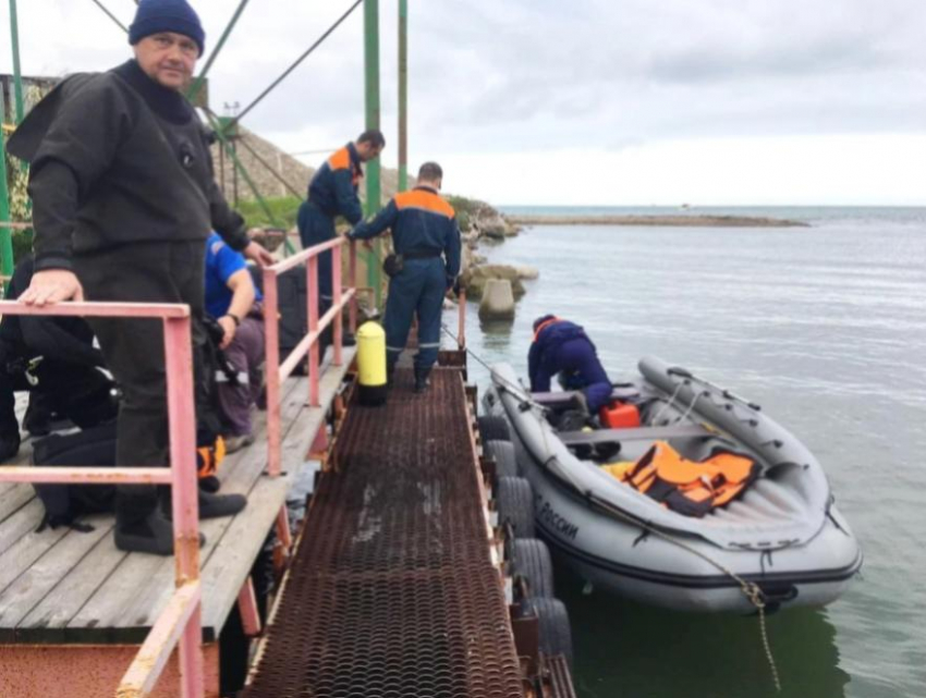 В Туапсе спасатели-водолазы нашли место утечки нефти на глубине десяти метров