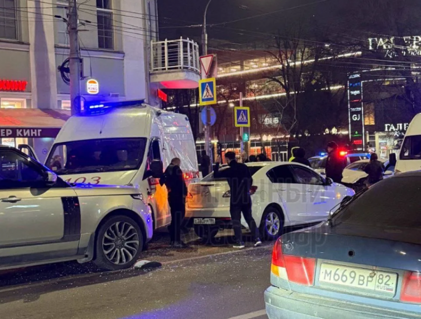 Девушка оказалась в больнице после массового ДТП со скорой в центре Краснодара