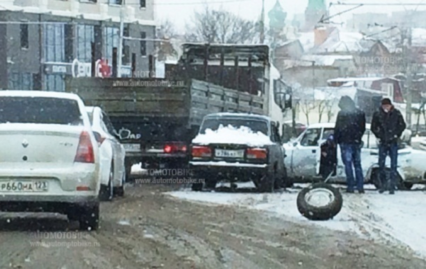 В Краснодаре из-за снегопада произошло ДТП 