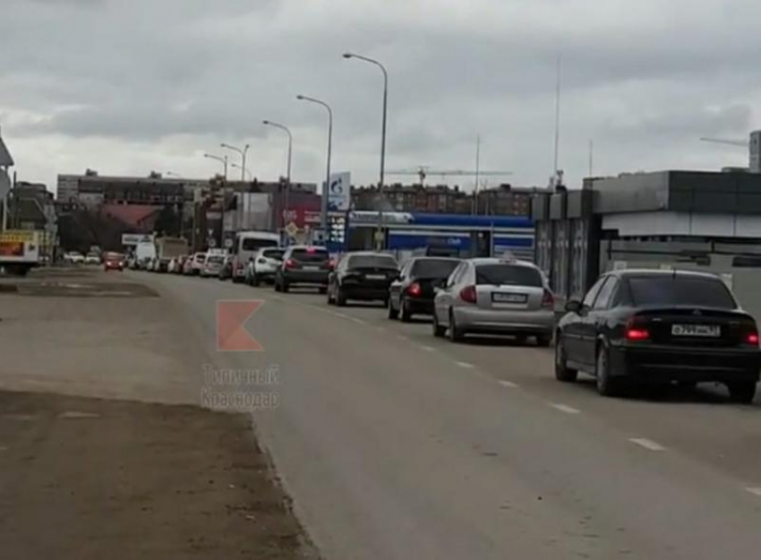 Краснодарцы жалуются на пробки из-за смены приоритета в движении на пересечении улиц 1 Мая и Россинского