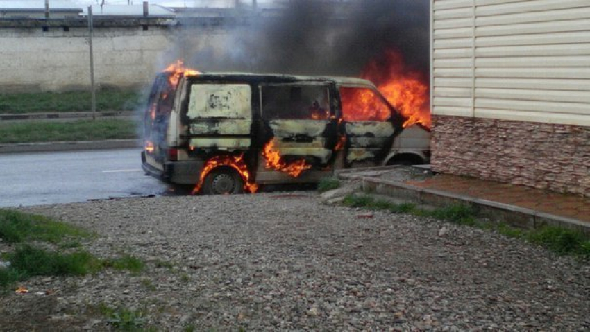 В Краснодаре сгорел припаркованный микроавтобус