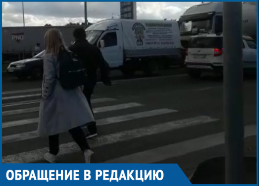  Нам страшно за жизнь детей: жители Краснодара о «зебре» через оживленную дорогу 