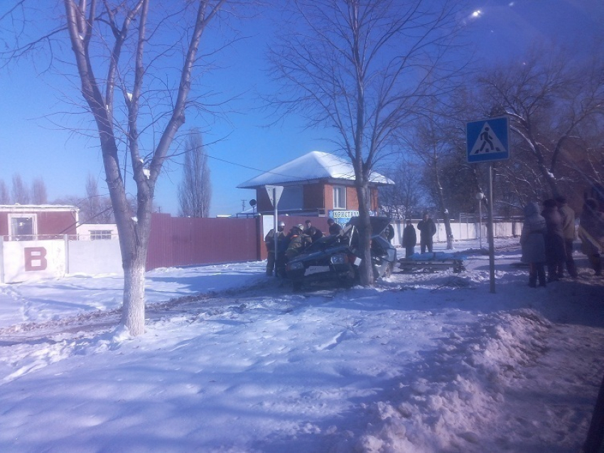 В Армавире легковушка протаранила дерево, пострадала целая семья