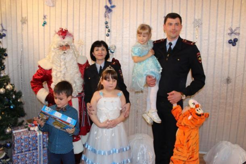Полицейские ин Новороссийска устроили новогодний праздник для воспитанников детского дома