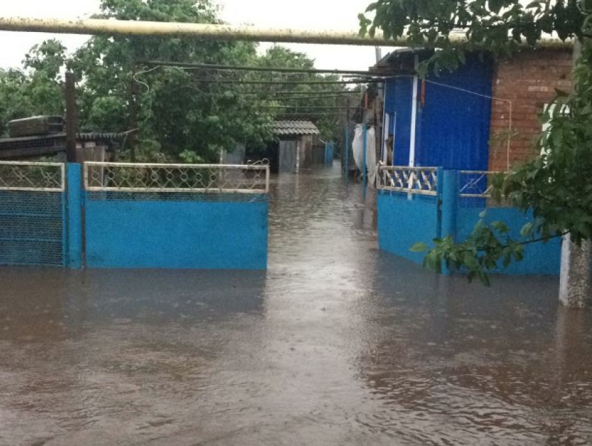 На Кубани одинокая пенсионерка стала заложницей собственного дома из-за потопа