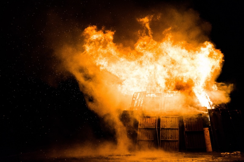 Ночью в Краснодаре вспыхнул крупный пожар на складе