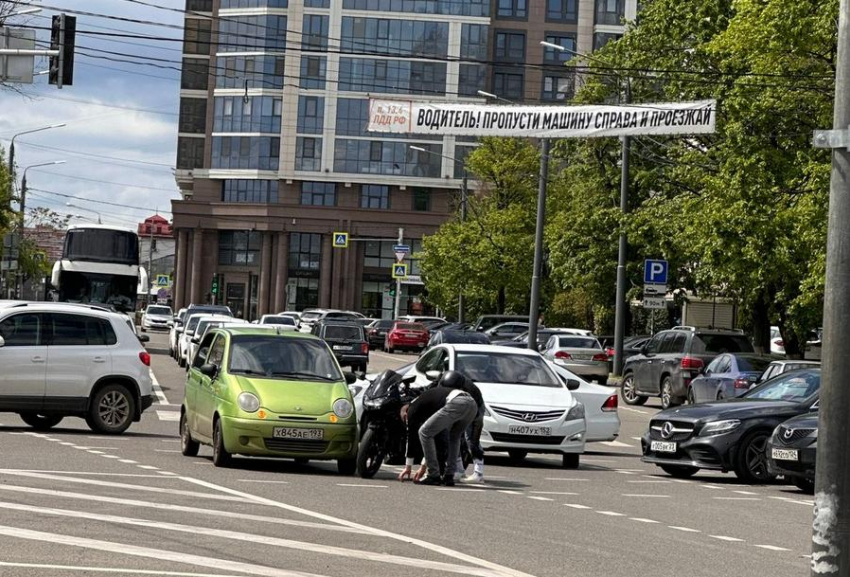 У мэрии Краснодара байкерша протаранила матис