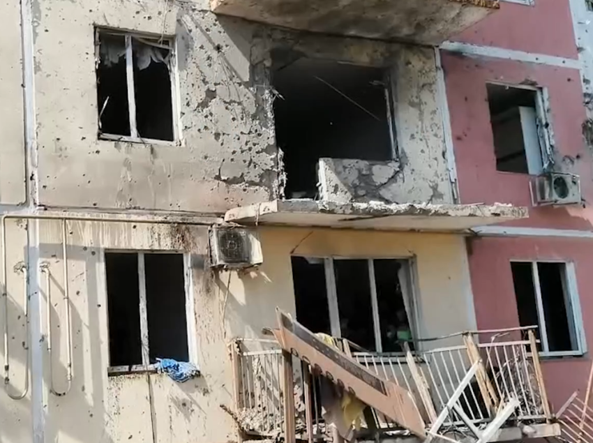 Выбитые окна и сгоревшая машина: обстановка на месте прилёта обломков БПЛА в пятиэтажку Краснодара