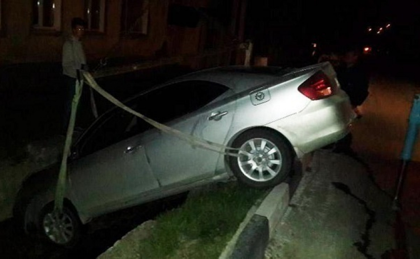 В Новороссийске иномарка залетела в ливневку 