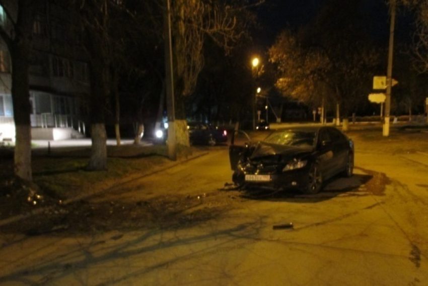 В Кропоткине пьяный водитель сбил человека и врезался в дерево