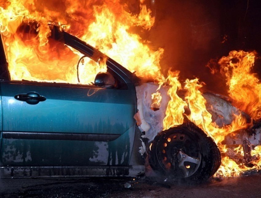 В Сочи угонщик, уходя от полиции, поджег иномарку