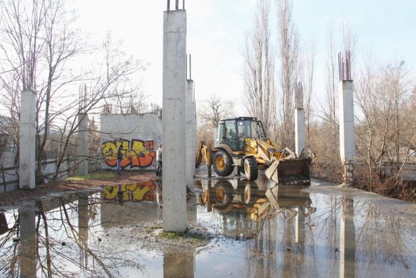 В «Городском Саду» Краснодара сносят незаконный самострой 