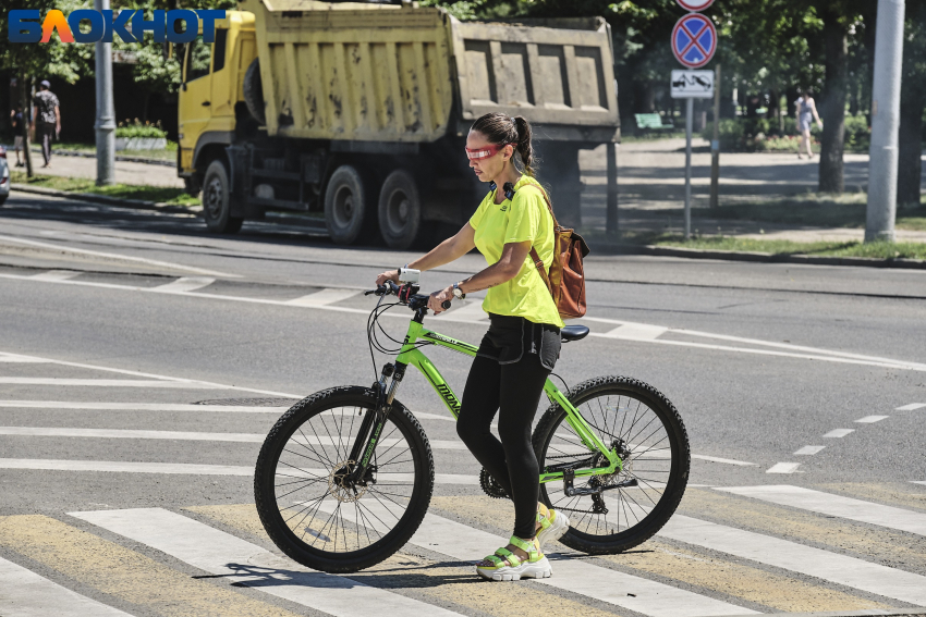 Нужно отнять часть дорог и уменьшить количество машин: в Краснодаре объяснили отсутствие велодорожек