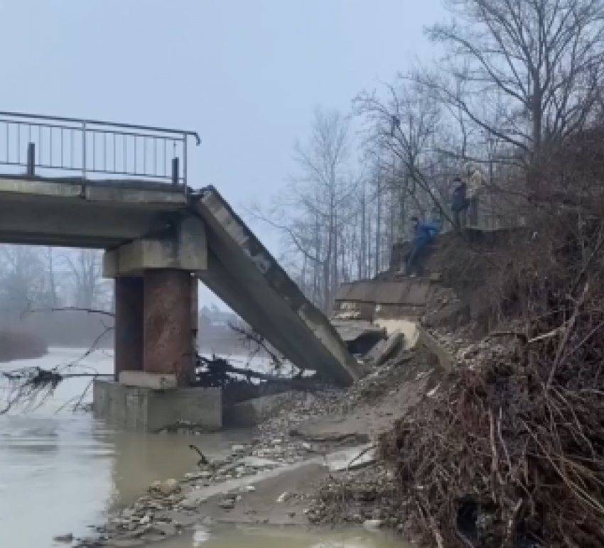В Краснодарском крае рухнул пролет моста через реку Чепси: видео