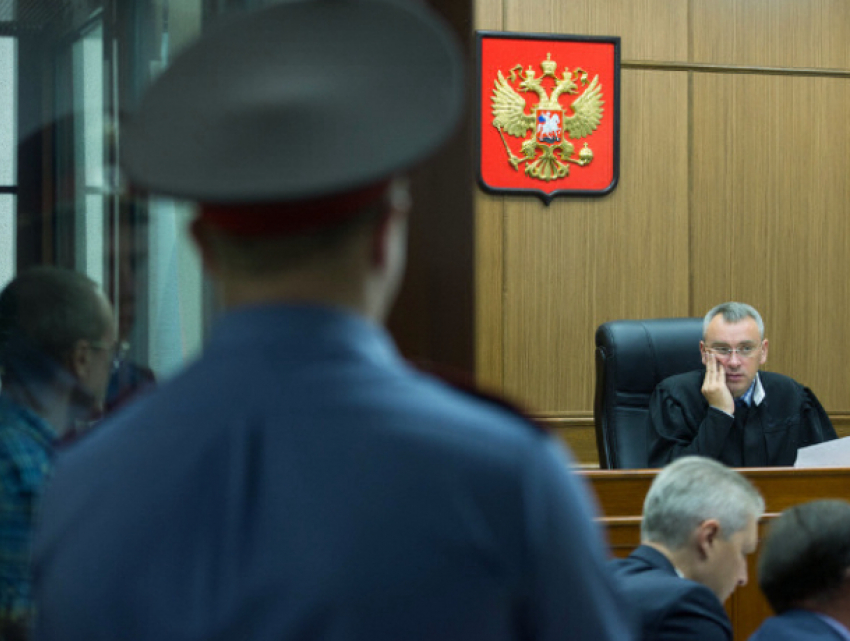 В Краснодаре адвокат во время рассмотрения дела обозвал присутствующих, а после убежал
