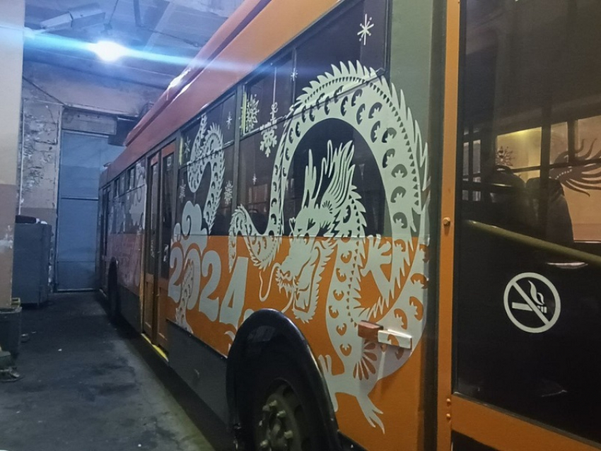 Трамваи и троллейбусы Краснодара украсили к году Дракона