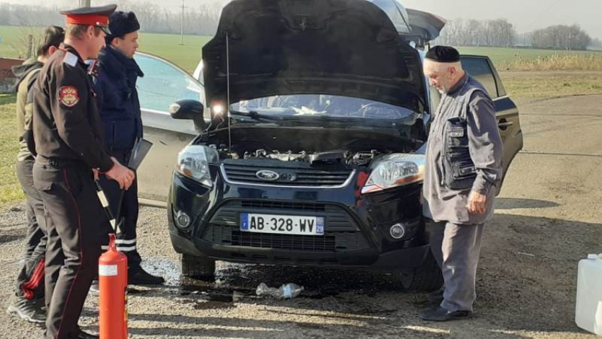 Кубанские полицейские потушили горящий на ходу автомобиль