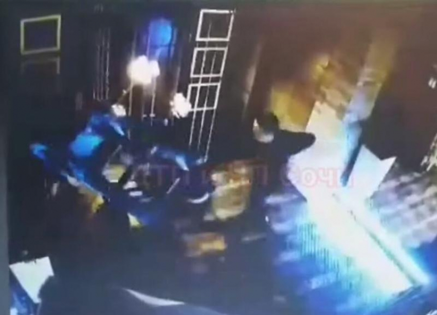 В баре Сочи произошла поножовщина: ранены трое охранников