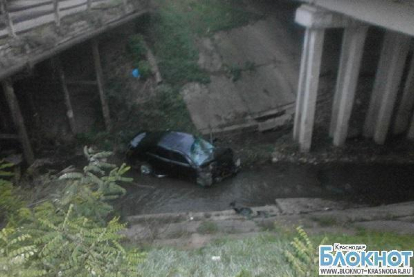 В Краснодарском крае легковушка упала с моста