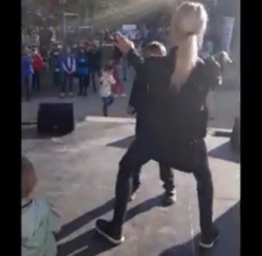 Танцы R'n'B продемонстрировала детям молодая мать со сцены «Экофеста» в Новороссийске