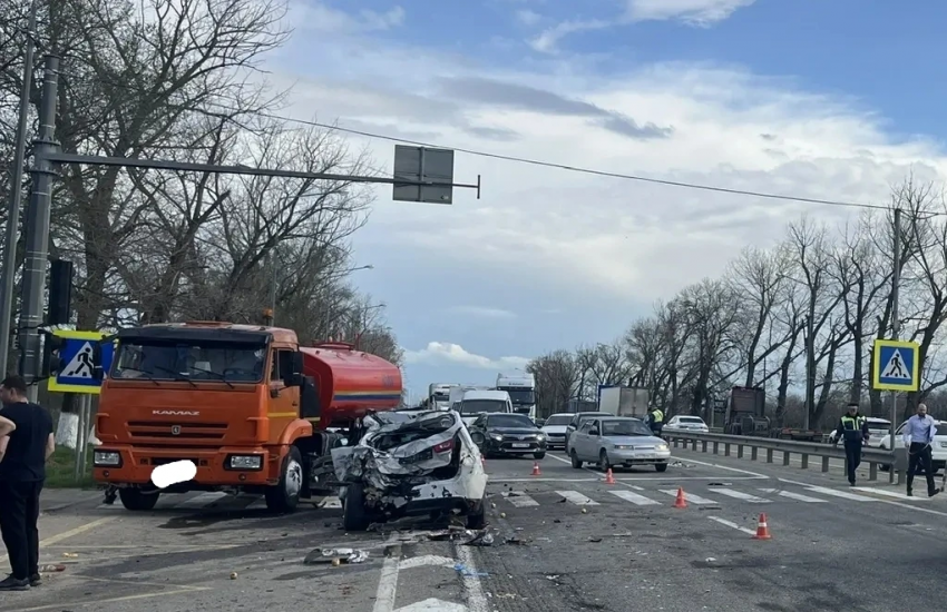 Массовое побоище машин на трассе устроил водитель КамАЗа: есть пострадавшие 