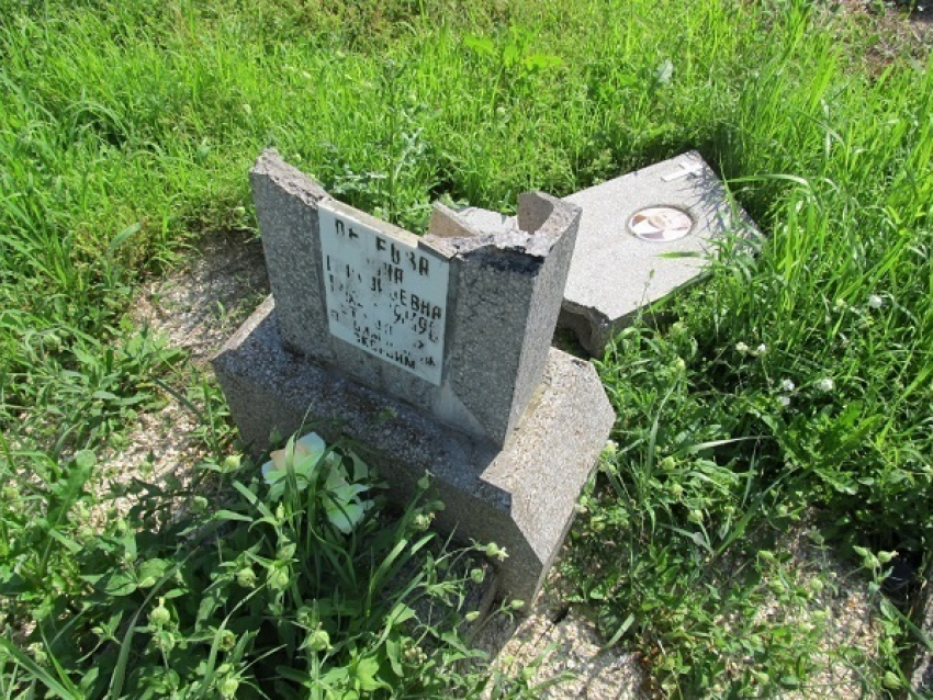 Житель Славянского района разбил 56 надгробий