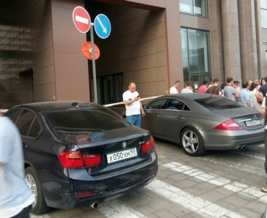  Жильцы ЖК «Центральный» в Краснодаре элитными авто заблокировали въезд во двор 