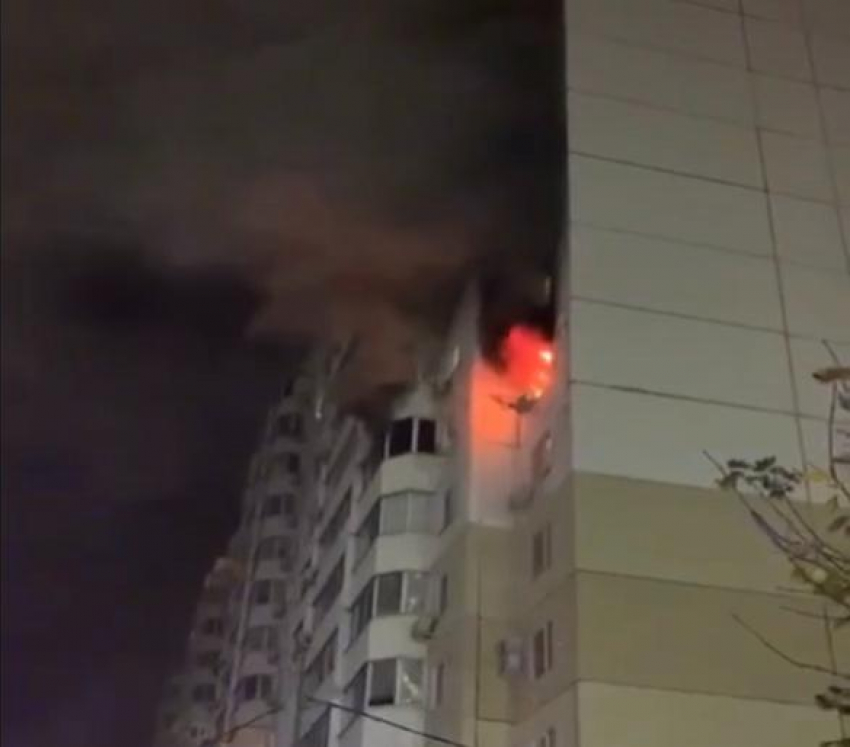 На улице Артюшкова в Краснодаре загорелась многоэтажка