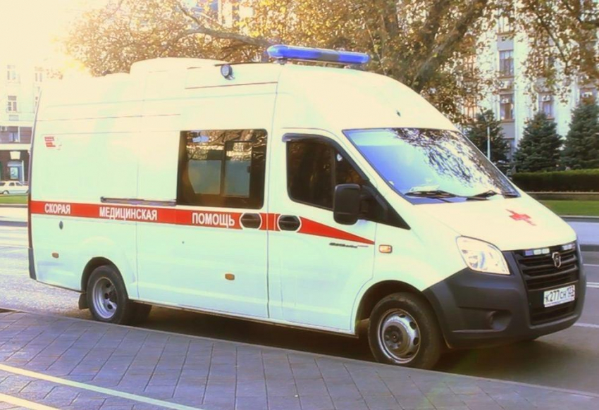 Мопедисту потребовалась медпомощь после столкновения с «Ягуаром» в Краснодаре