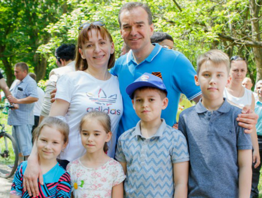 Губернатор Кубани «засветился» на реконструкции боев с семьей