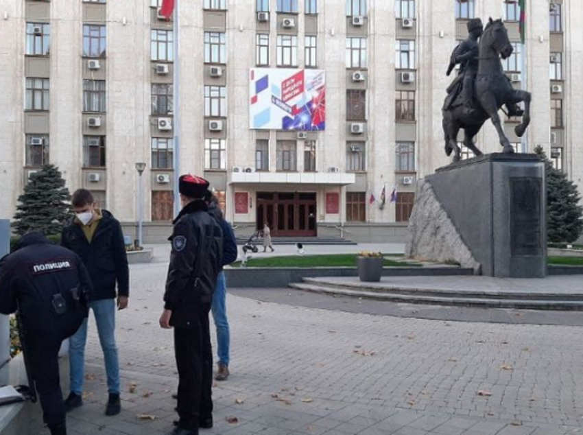 Активист выступил у стен администрации Краснодара с пикетом против повышения цен