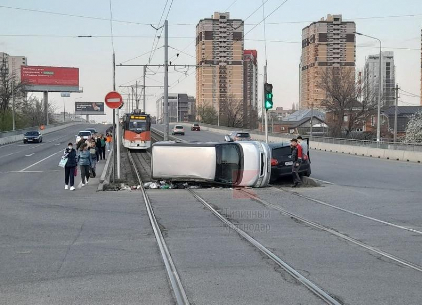 Два человека пострадали в столкновении Honda и Toyota в Краснодаре 