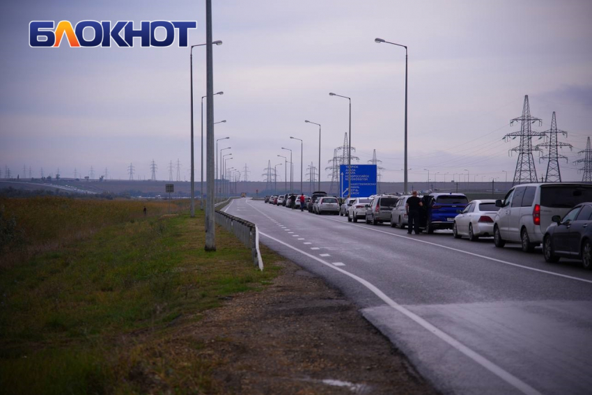 В Краснодарском крае у Крымского моста образовалась 6-километровая пробка
