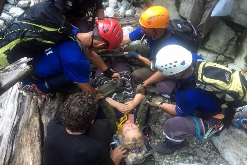 Спасатели эвакуировали из леса пострадавшую женщину в Сочи