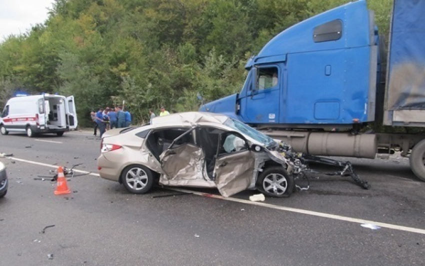 Крупное ДТП на Кубани: в аварии с участием трех автомобилей 1 человек погиб, 3 получили ранения 