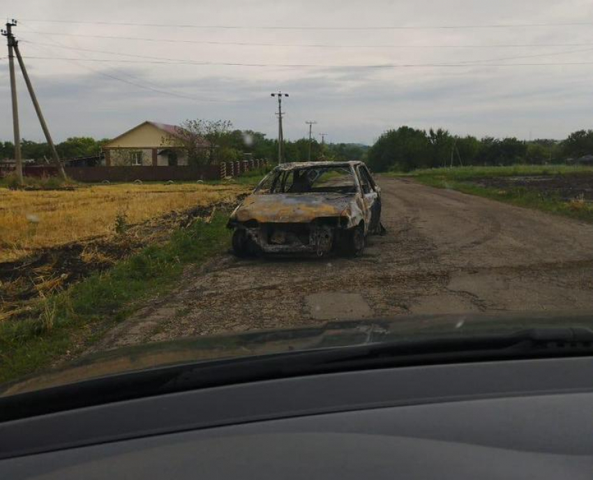 Сжёг машину и натравил сестру-блогершу: в Краснодарском крае водитель сбил парня и оставил умирать на обочине