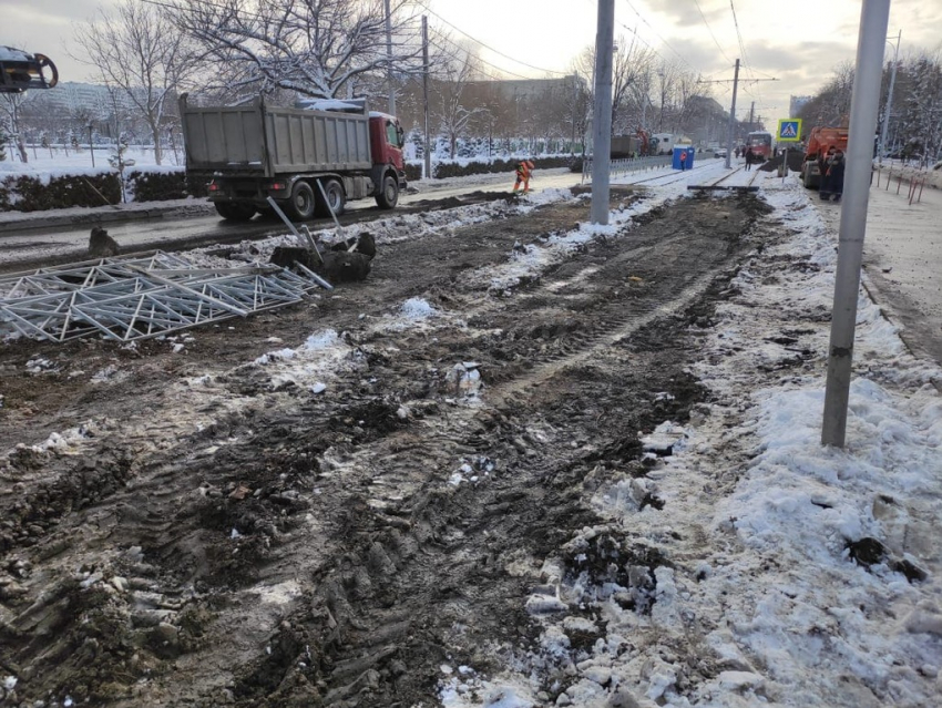 Сняли контактную сеть, и начали перекладку канализации: итоги недели по строительству новой трамвайной ветки в Краснодаре 