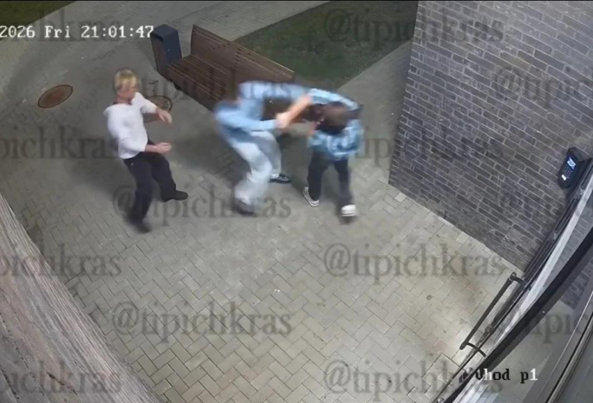 Школьники напали на пьяного мужчину во дворе ЖК в Краснодаре 