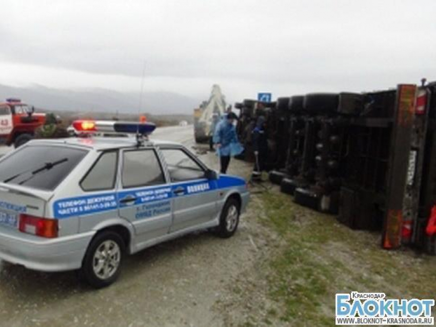 В Геленджике из-за урагана опрокинулись несколько грузовиков