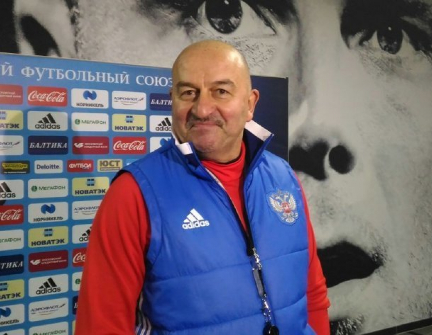  Тренер сборной России, где играют футболисты «Краснодара», ответил на критику и рассказал про свои усы 