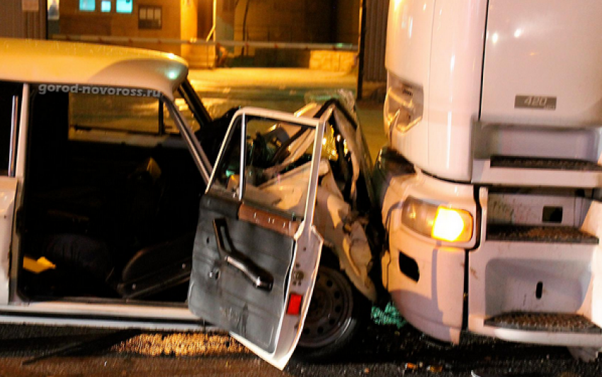 Пьяный водитель на «шестерке» врезался в грузовую фуру в Новороссийске