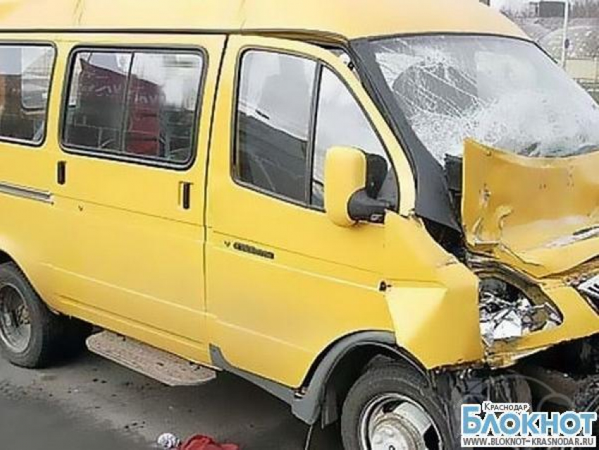 На Кубани при столкновении «КамАЗа» и маршрутного такси пострадали два человека