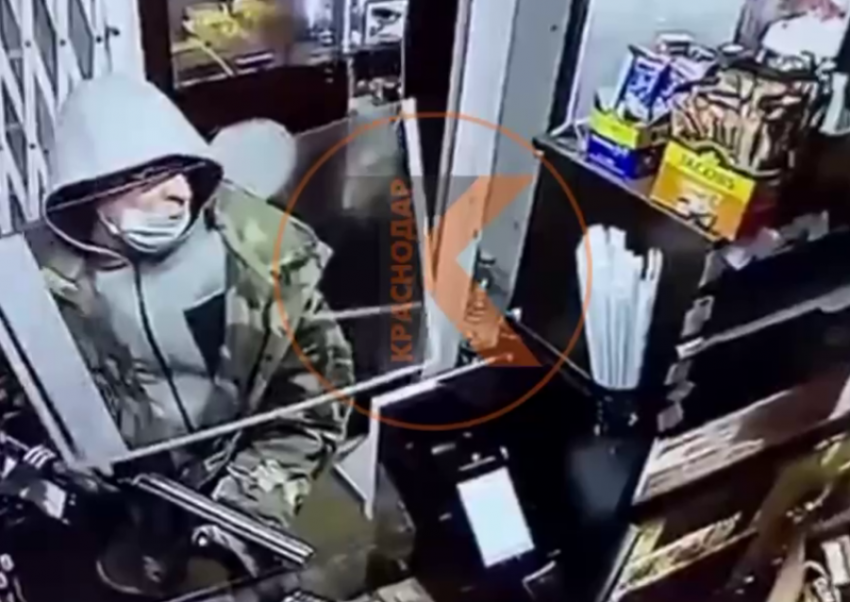 Мужчине с оружием продавец помешала ограбить киоск DIM Coffee в Краснодаре 