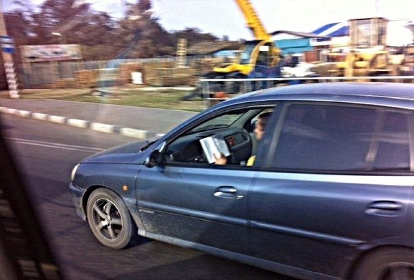 В Краснодаре водитель, ехавший на «Черри», читал книгу прямо за рулем