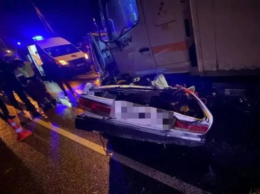 Двух парней на «семерке» насмерть задавил грузовик на Кубани