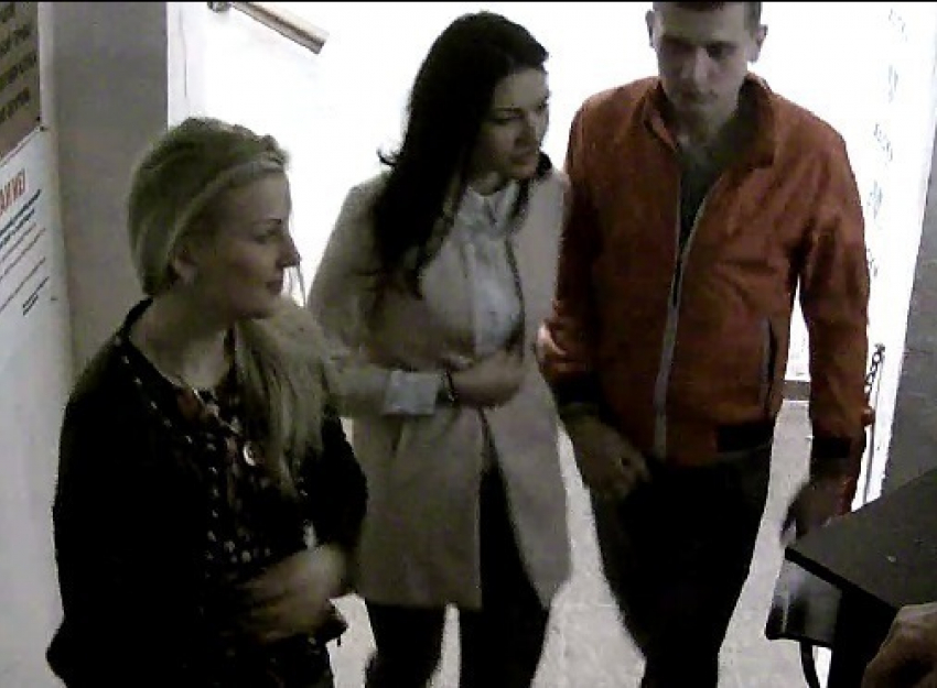 В Новороссийске разыскивают двух девушек и парня, которые подозреваются в краже сумки 