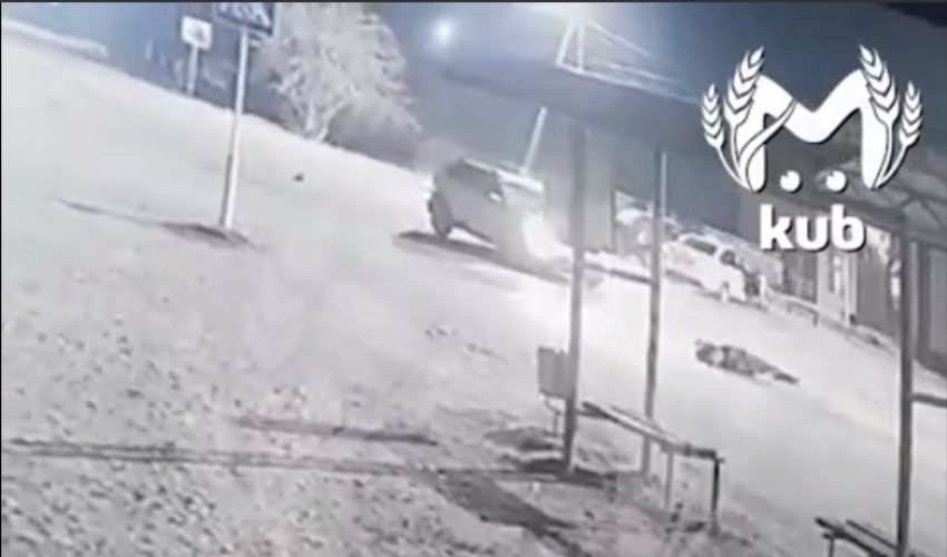 На видео попало, как машина полицейского сбивает мужчину в Усть-Лабинске