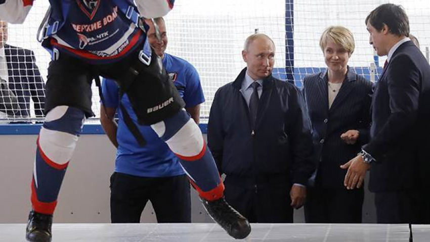 Путин вышел на лед с хоккеистами НХЛ в Сочи