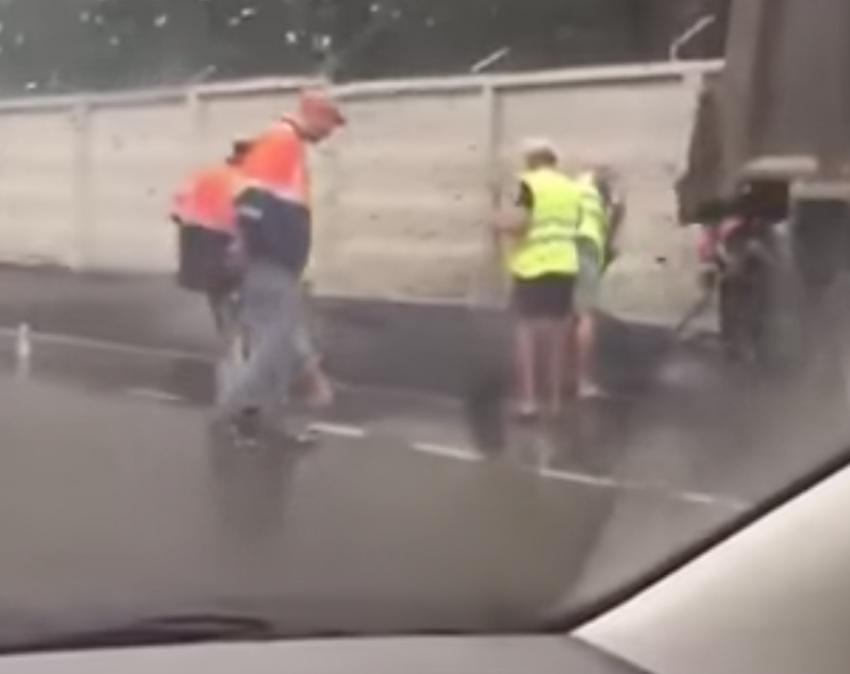 "А потом все рассыпается!» - краснодарцы сняли на видео ремонт дорог в дождь