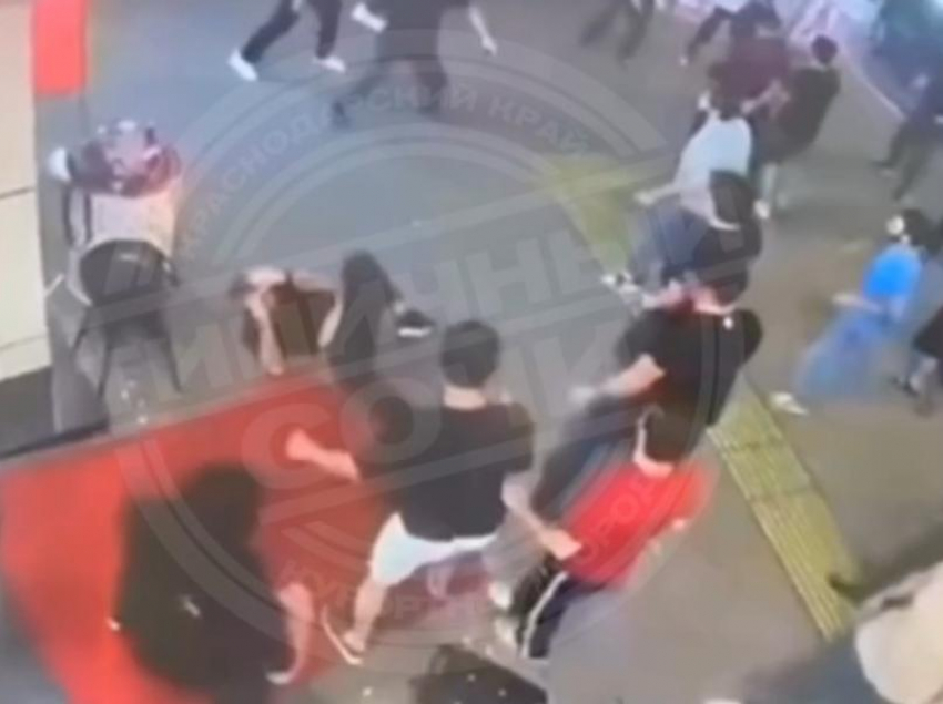 Толпа мужчин устроила драку с охраной бара в Сочи
